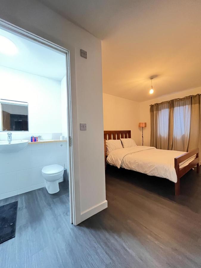 Spacious London Apartment 5 Min Walk To Leytonstone Underground Station And 5 Stops To Zone 1 Eksteriør billede