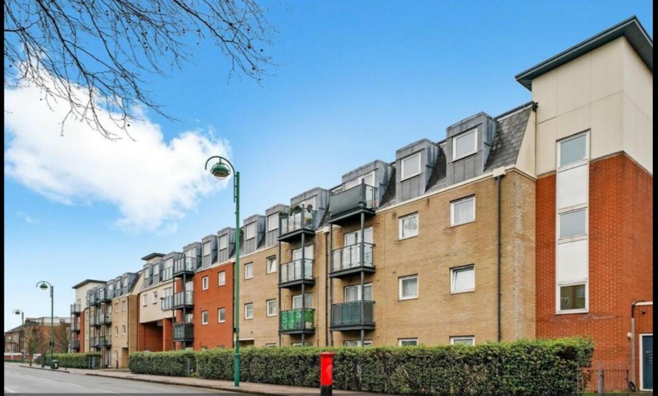 Spacious London Apartment 5 Min Walk To Leytonstone Underground Station And 5 Stops To Zone 1 Eksteriør billede