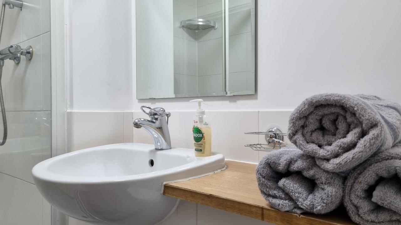 Spacious London Apartment 5 Min Walk To Leytonstone Underground Station And 5 Stops To Zone 1 Eksteriør billede