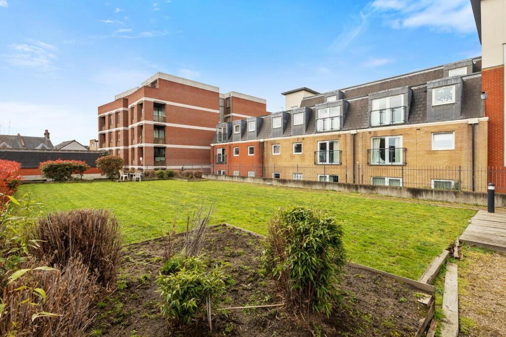 Spacious London Apartment 5 Min Walk To Leytonstone Underground Station And 5 Stops To Zone 1 Eksteriør billede